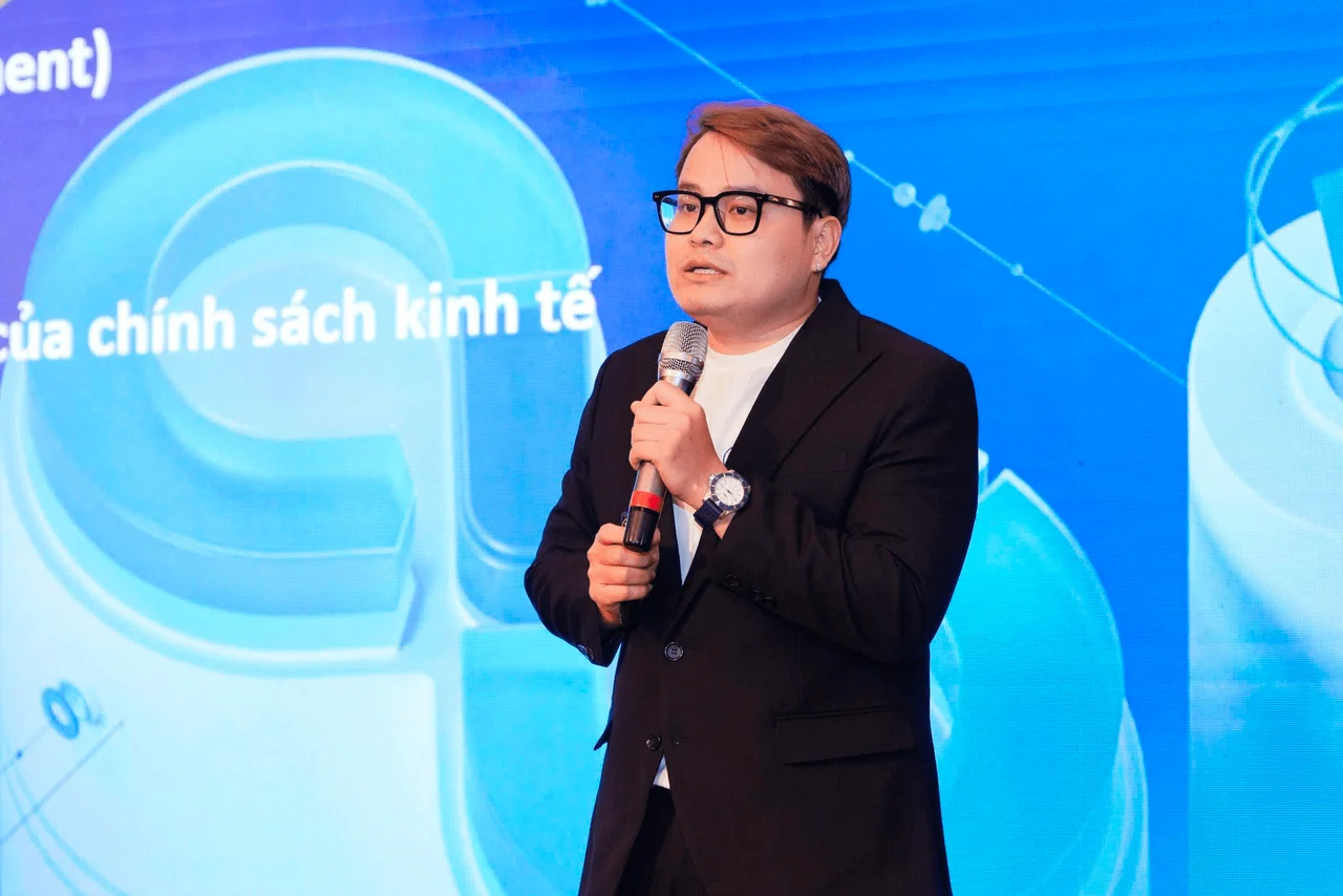 Ngô Thành speaking at the Website Sales Boost event in Hanoi