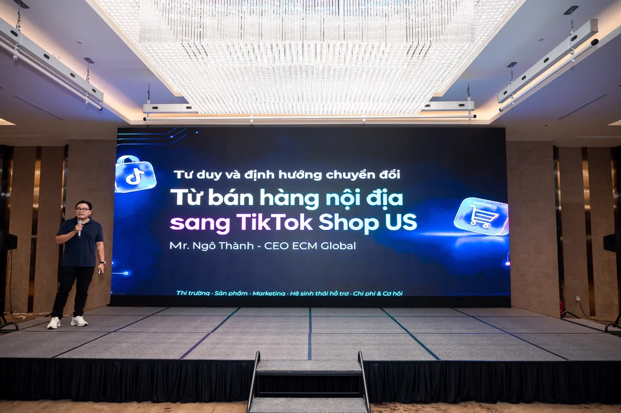 Ngô Thành presenting about TikTok Shop US on stage